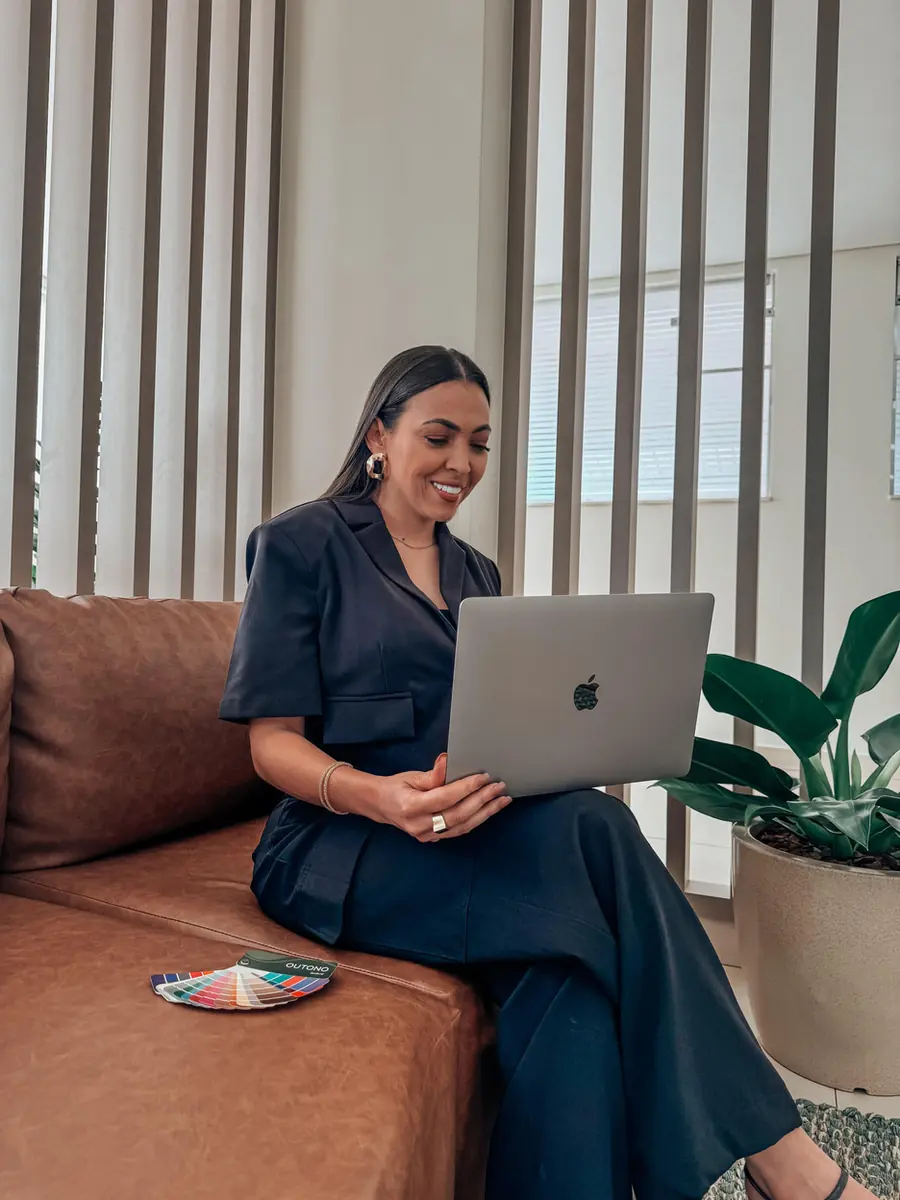 Mari Ferreira trabalhando com o notebook durante um atendimento